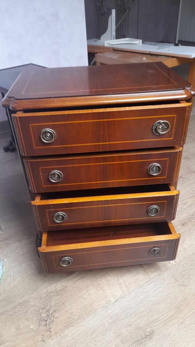 Mesita de noche clásica de madera