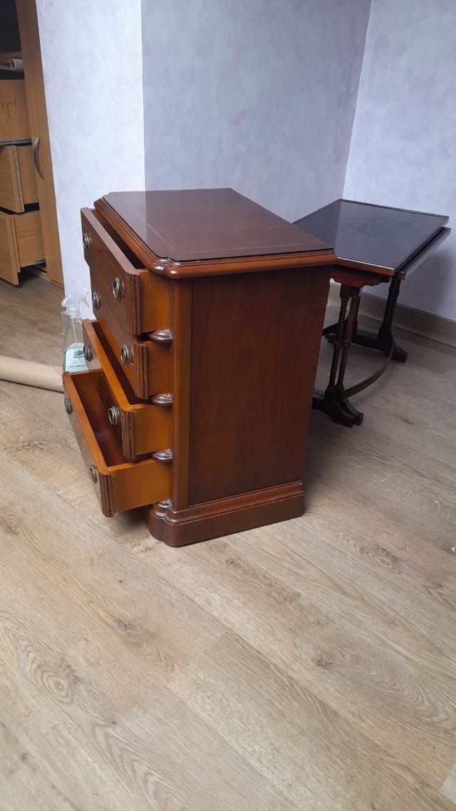 Mesita de noche clásica de madera