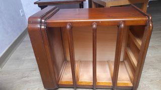 Mesita de noche clásica de madera