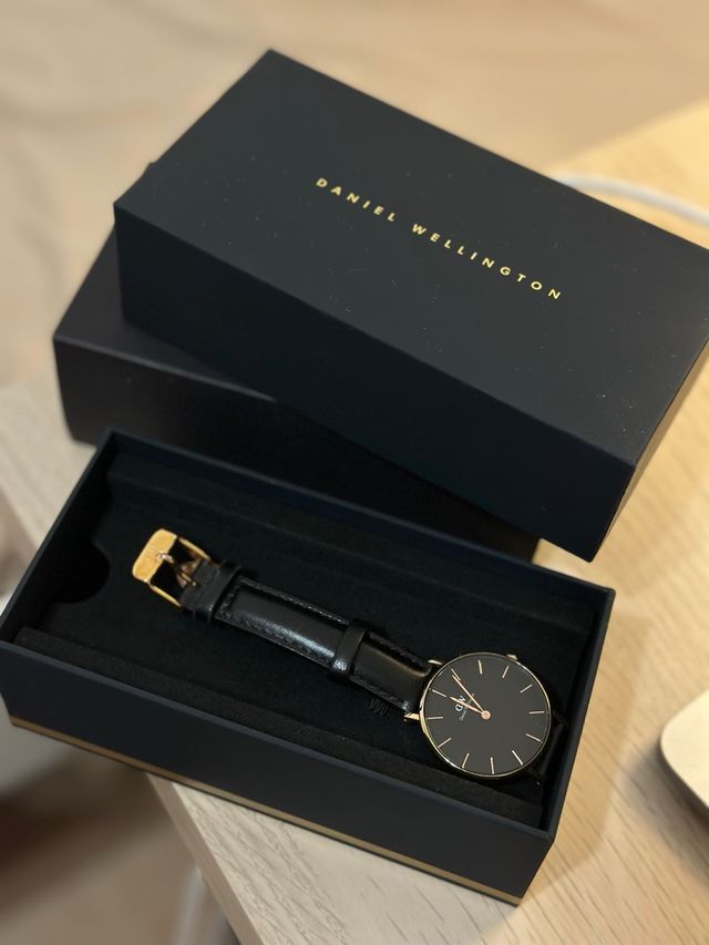 Reloj Daniel Wellington Negro y Dorado
