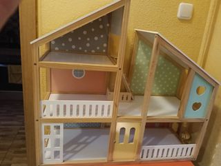 Casa de muñecas de madera
