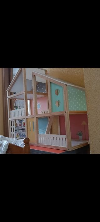 Casa de muñecas de madera