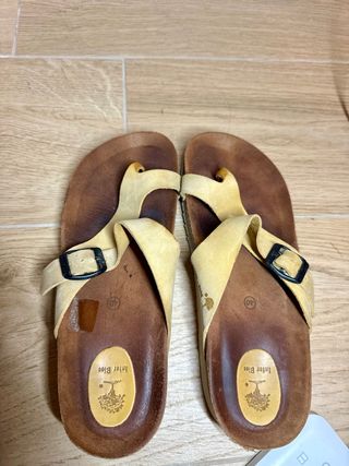 Sandalias amarillas de mujer muy usadas