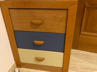 Mueble de madera con cajones