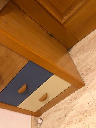 Mueble de madera con cajones