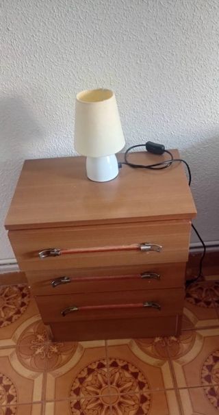 Mesita de noche de madera