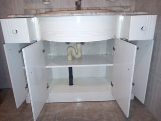 Mueble de baño con espejo y lavabo