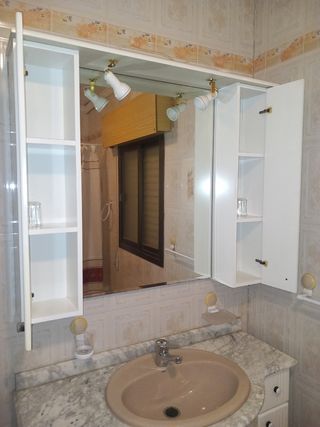 Mueble de baño con espejo y lavabo