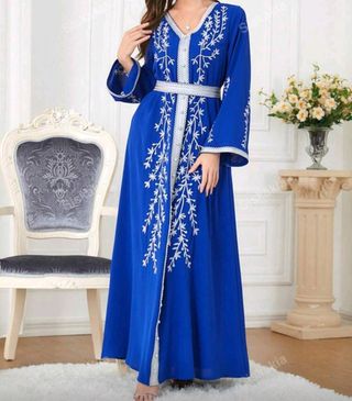 Vestido azul elegante con bordado