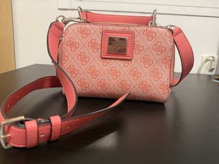 Bolso Guess estampado salmón