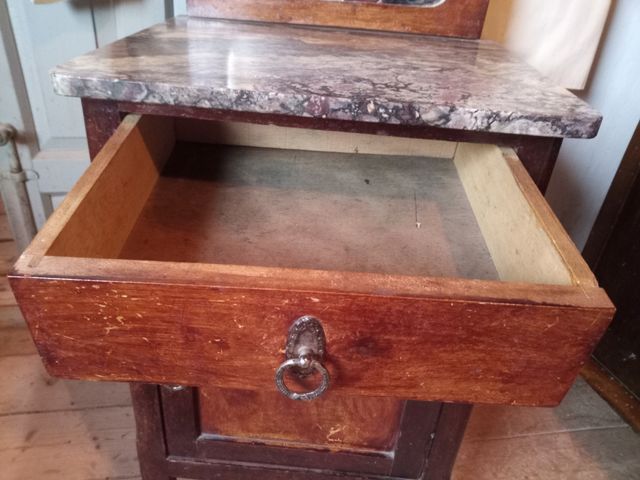 Antigua mesilla de noche de madera y mármol.