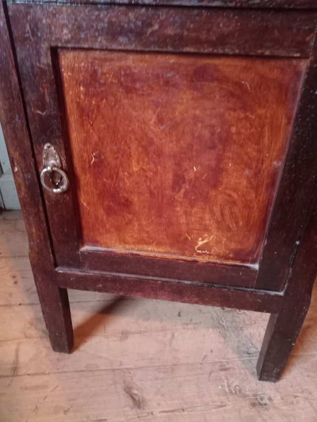 Antigua mesilla de noche de madera y mármol.