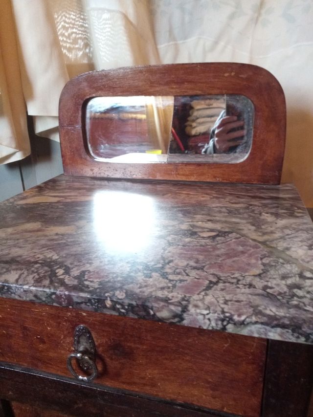 Antigua mesilla de noche de madera y mármol.