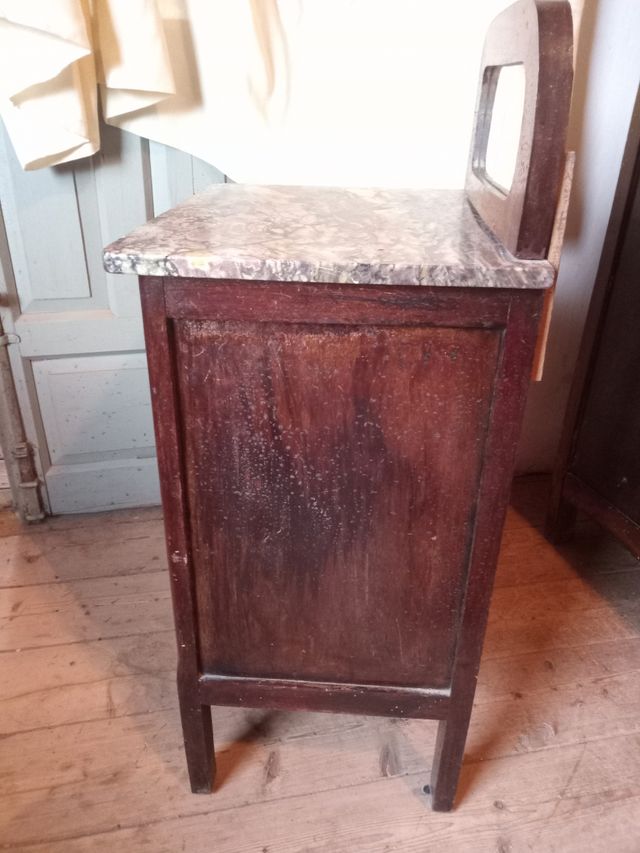 Antigua mesilla de noche de madera y mármol.