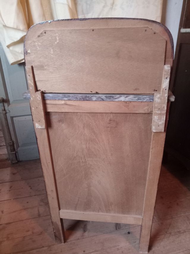 Antigua mesilla de noche de madera y mármol.