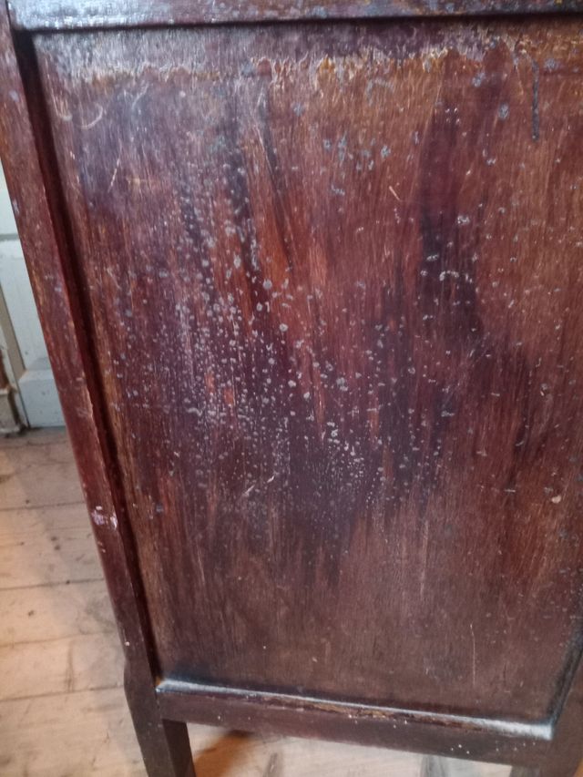 Antigua mesilla de noche de madera y mármol.