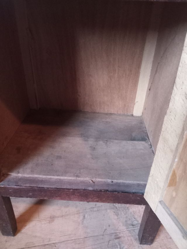 Antigua mesilla de noche de madera y mármol.