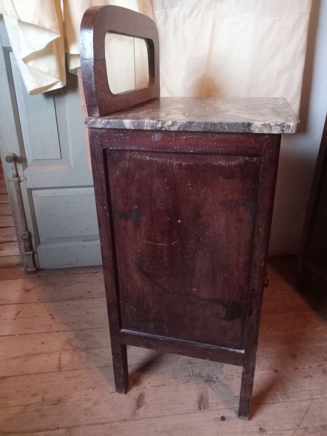 Antigua mesilla de noche de madera y mármol.