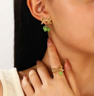 Conjunto anillo y pendientes de acero.