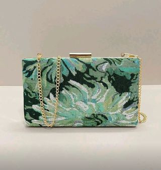 Bolso de fiesta verde con cadena dorada