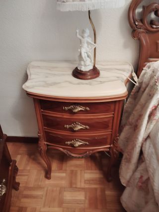 Mesita de noche antigua de madera