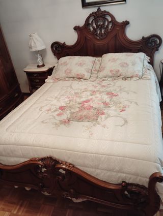 Mesita de noche antigua de madera