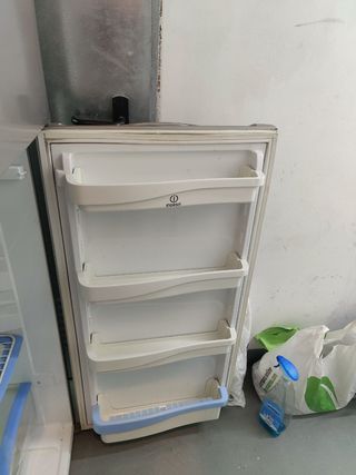 Nevera Indesit plateada