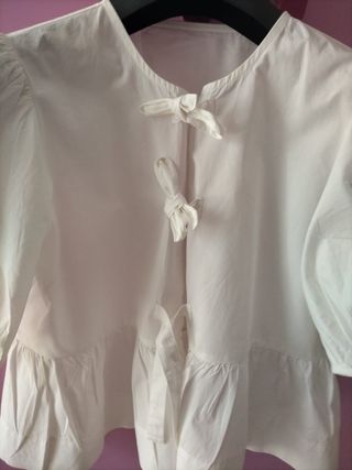 Camicia bianca maniche a palloncino con fiocchi