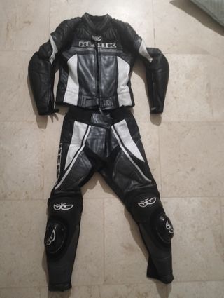 Mono de moto, marca berik con su funda