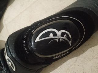 Mono de moto, marca berik con su funda