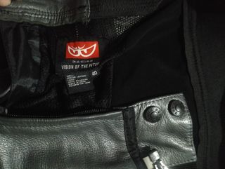 Mono de moto, marca berik con su funda