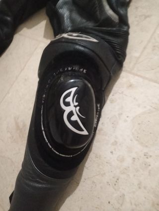 Mono de moto, marca berik con su funda
