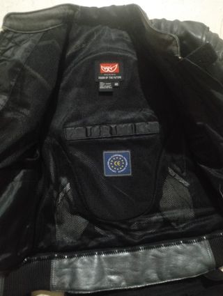 Mono de moto, marca berik con su funda