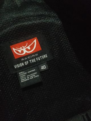 Mono de moto, marca berik con su funda