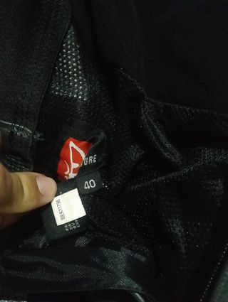 Mono de moto, marca berik con su funda