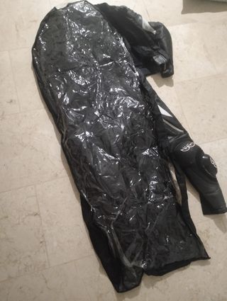 Mono de moto, marca berik con su funda