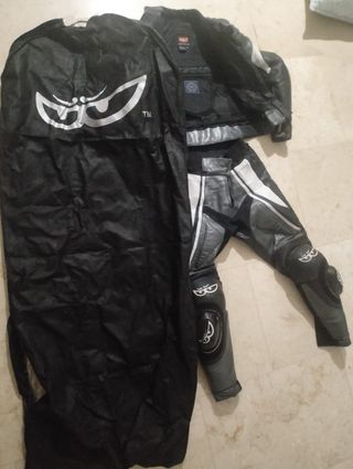 Mono de moto, marca berik con su funda