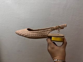 Zapatos de mujer punta beige y oro