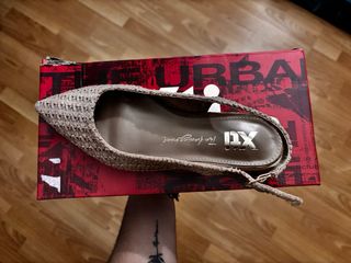 Zapatos de mujer punta beige y oro