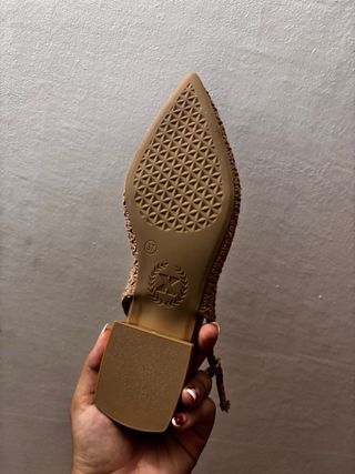 Zapatos de mujer punta beige y oro