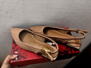 Zapatos de mujer punta beige y oro