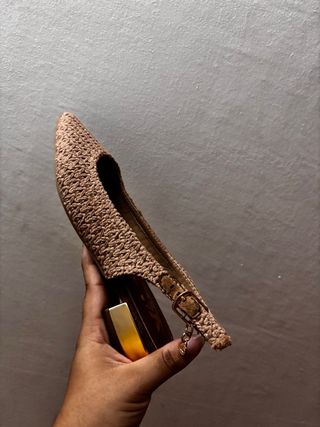 Zapatos de mujer punta beige y oro