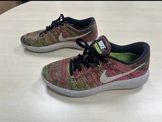 Zapatillas deportivas Nike rosas y verdes