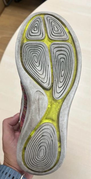 Zapatillas deportivas Nike rosas y verdes