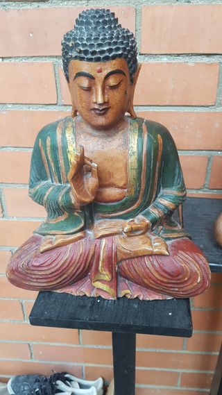 Buda de madera antiguo