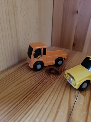 Juego de 4 vehículos. Base de madera, con imán