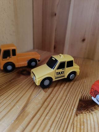 Juego de 4 vehículos. Base de madera, con imán