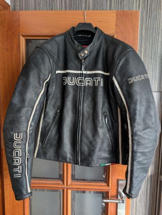 Chaqueta Ducati Dainese de piel.