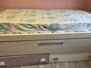 Cama infantil con cajones