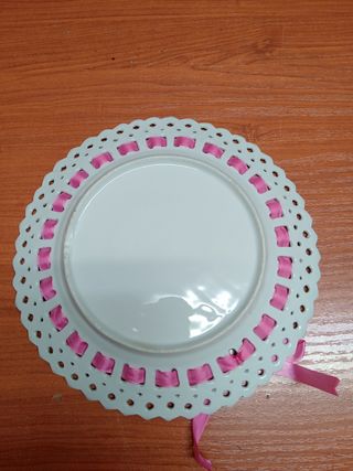 Plato decorativo vintage con flores y lazo.